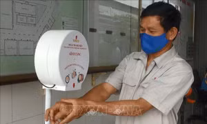 Dịch COVID-19: Thanh niên sáng chế thiết bị rửa tay tự động