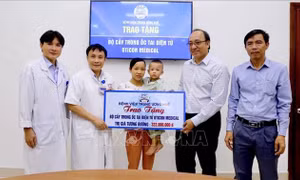 Bệnh viện Trung ương Huế tặng bệnh nhi bộ cấy trong ốc tai điện tử