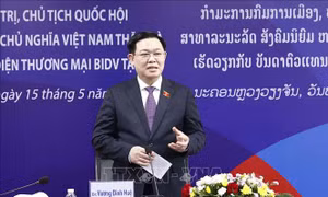  Chủ tịch Quốc hội Vương Đình Huệ thăm Văn phòng đại diện BIDV tại Thủ đô Viêng Chăn (CHDCND Lào)