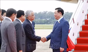 Chủ tịch Quốc hội Vương Đình Huệ bắt đầu thăm chính thức nước Cộng hòa Dân chủ Nhân dân Lào