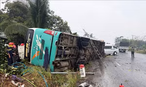 Lật xe khách trên Quốc lộ 14 khiến 3 người thương vong