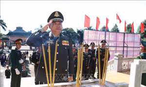 Viếng Nghĩa trang Liệt sỹ huyện Đức Cơ, tỉnh Gia Lai