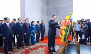 Tổng Bí thư Tô Lâm đặt vòng hoa tại Đài Độc lập ở Phnom Penh