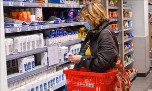 Hungary gia hạn áp giá trần với thực phẩm thiết yếu