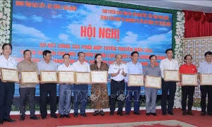 Hải quân Việt Nam làm điểm tựa cho ngư dân vươn khơi, bám biển