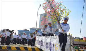Đưa quà xuân mọi miền quê hương ra Nhà giàn DK 1