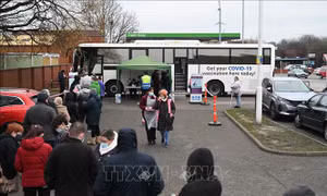 Anh bỏ quy định làm việc tại nhà đối với vùng England 