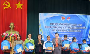 Trao học bổng Vừ A Dính cho học sinh gặp khó tại Kon Tum