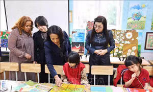 Phu nhân Thủ tướng Việt Nam và Phu nhân Thủ tướng Ethiopia thăm học sinh Trường Nguyễn Đình Chiểu