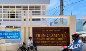 Phê bình nghiêm khắc Giám đốc Trung tâm Y tế chỉ đạo chuẩn đoán khác với tình hình bệnh hiện tại