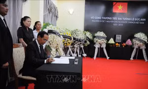 Tướng lĩnh, sĩ quan cấp cao Quân đội Hoàng gia Campuchia viếng Đại tướng Lê Đức Anh