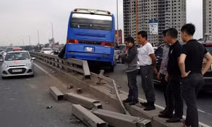 Xe khách tông nát dải phân cách trên cầu Nhật Tân, văng bánh ra xa