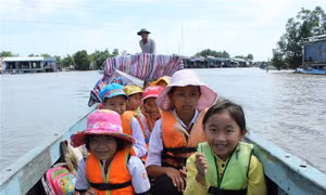 Học sinh vùng Đất Mũi Cà Mau đội mưa, vượt sông tới trường