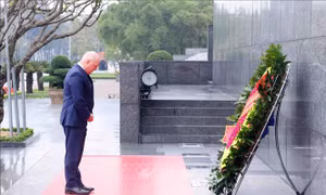 Thủ tướng New Zealand vào Lăng viếng Chủ tịch Hồ Chí Minh