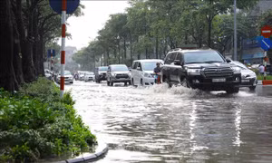 Nhiều tuyến phố ở Hà Nội bị ngập sau mưa dông
