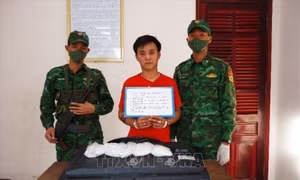 Bắt quả tang đối tượng vận chuyển trái phép gần 1 kg ma túy đá qua biên giới