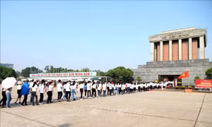 Mùng 1 Tết, Lăng Chủ tịch Hồ Chí Minh mở cửa đón nhân dân vào viếng 
