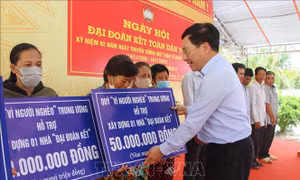 Phó Thủ tướng Phạm Bình Minh tham dự Ngày hội Đại đoàn kết toàn dân tộc tại Hậu Giang