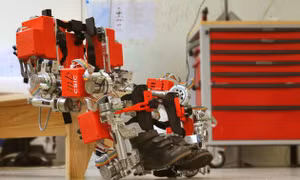 Áo giáp robot - món quà đặc biệt giúp trẻ bị liệt tự tin hơn
