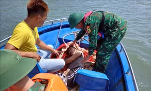 Kịp thời cứu 6 ngư dân gặp nạn trên vùng biển Đặc khu Vân Đồn