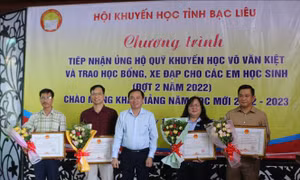  Tiếp sức học sinh có hoàn cảnh khó khăn trước năm học mới