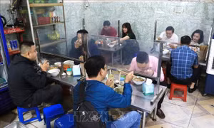Hàng quán tại Hà Nội mở cửa đón khách không quá 50% công suất