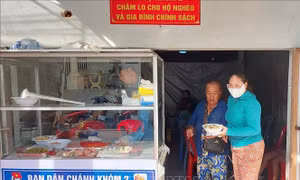 Sẻ chia yêu thương từ những bữa ăn sáng cho người nghèo