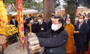 Chủ tịch Quốc hội Vương Đình Huệ dâng hương tại Hoàng thành Thăng Long