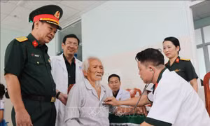 Khám bệnh, cấp phát thuốc cho trẻ em, người có hoàn cảnh khó khăn tại Lý Sơn