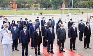 Kỷ niệm Ngày sinh Chủ tịch Hồ Chí Minh: Lãnh đạo Đảng, Nhà nước vào Lăng viếng Bác