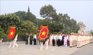 Lãnh đạo TP Hồ Chí Minh dâng hương tưởng niệm các Anh hùng liệt sỹ dịp 30/4