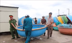 Ngư dân Quảng Ngãi khẩn trương đưa tàu thuyền lên bờ tránh bão