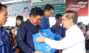 Chợ Tết Công đoàn: Trao người lao động quà, phiếu mua hàng trực tuyến