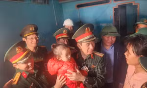 Đại tướng Phan Văn Giang thăm nhân dân vùng rốn lũ Tuy Phước 