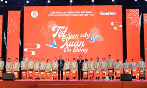 Tặng quà cho công nhân có hoàn cảnh khó khăn tại Bắc Ninh