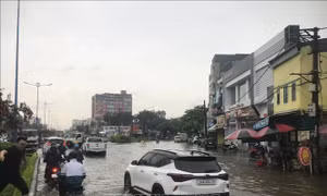 Hải Dương: Nhiều tuyến phố ngập nặng sau cơn mưa to, gây khó khăn về giao thông