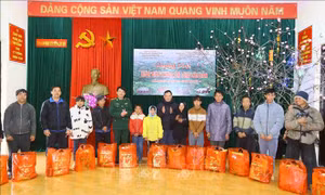 Chia sẻ khó khăn với đồng bào biên giới tại Sơn La