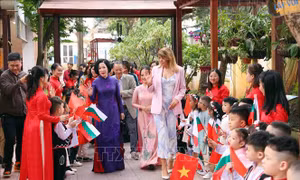 Phu nhân Chủ tịch nước và Phu nhân Tổng thống Bulgaria thăm Trường Mầm non Việt - Bun 
