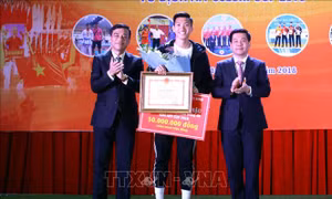 Đoàn Văn Hậu nhận 'mưa' tiền thưởng tại quê nhà Thái Bình