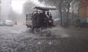 Nam Bộ mưa dông trong mùa khô do thời tiết giai đoạn chuyển mùa
