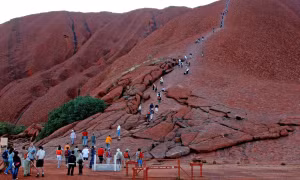 Australia: Du khách đổ xô lên núi thiêng Uluru trước khi bị đóng cửa vĩnh viễn