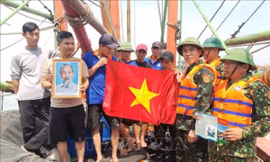 Biên phòng Quảng Bình sát cánh cùng ngư dân bám biển