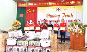 Trao quà hỗ trợ các gia đình chính sách, ngư dân nghèo ở Quảng Bình