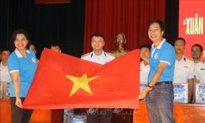 Tiếp nhận hàng hóa, quà tặng cán bộ, chiến sỹ Trường Sa và Nhà giàn DK1