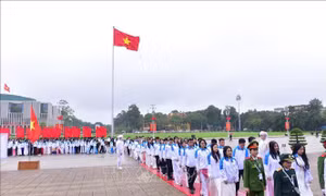 Đại biểu dự Đại hội toàn quốc Hội Sinh viên Việt Nam báo công dâng Bác