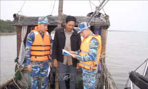 Bộ đội Biên phòng Ninh Bình giúp ngư dân bám biển, vươn khơi