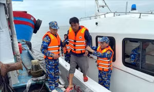 Bộ đội Biên phòng Ninh Bình kịp thời cứu 2 ngư dân gặp nạn trên biển
