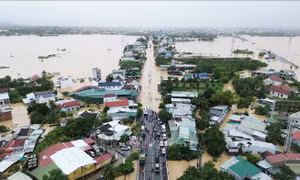 Còn 30 vị trí trên các tuyến quốc lộ bị ngập do mưa lũ gây ách tắc giao thông