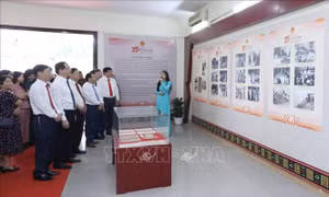 Trưng bày những hình ảnh, tư liệu quý 'Thi đua yêu nước - 75 năm vang mãi lời Người'