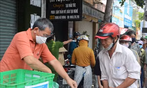 Dịch COVID-19: Những suất ăn gắn kết tình người